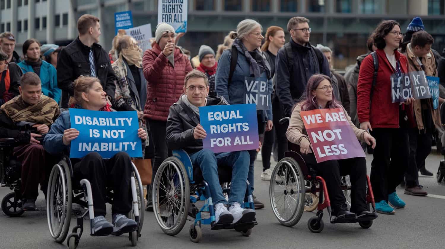 Gruppe von Menschen die protestiert